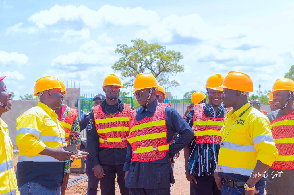 A TOUR OF EARL'S OPERATIONAL AREA BY REGIONAL MINISTER AND DELEGATION