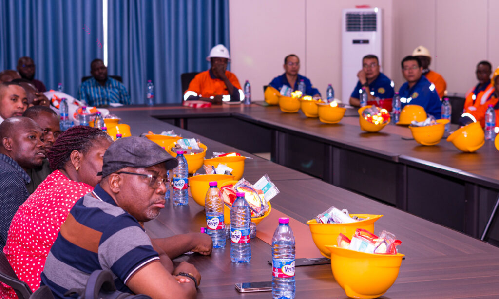 PARLIAMENTARY COMMITTEE MEMBERS RECEIVING BRIEFING ON EARL'S OPERATIONS